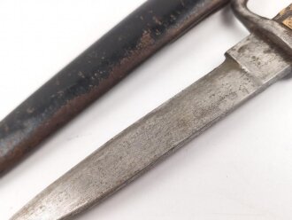 1.Weltkrieg, Grabendolch für Offiziere. Klinge beschliffen, Hirschhorngriffschalen, der Verschlussriemen neuzeitlich ersetzt. Ungereinigtes Stück. Hersteller WKC