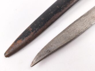 1.Weltkrieg, Grabendolch für Offiziere. Klinge beschliffen, Hirschhorngriffschalen, der Verschlussriemen neuzeitlich ersetzt. Ungereinigtes Stück. Hersteller WKC