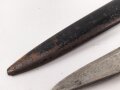 1.Weltkrieg, Grabendolch für Offiziere. Klinge beschliffen, Hirschhorngriffschalen, der Verschlussriemen neuzeitlich ersetzt. Ungereinigtes Stück. Hersteller WKC