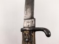1.Weltkrieg, Grabendolch für Offiziere. Klinge beschliffen, Hirschhorngriffschalen, der Verschlussriemen neuzeitlich ersetzt. Ungereinigtes Stück. Hersteller WKC