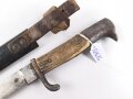 1.Weltkrieg, Grabendolch für Offiziere. Klinge beschliffen, Hirschhorngriffschalen, der Verschlussriemen neuzeitlich ersetzt. Ungereinigtes Stück. Hersteller WKC