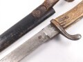 1.Weltkrieg, Grabendolch für Offiziere. Klinge beschliffen, Hirschhorngriffschalen, der Verschlussriemen neuzeitlich ersetzt. Ungereinigtes Stück. Hersteller WKC