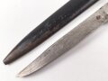 1.Weltkrieg, Grabendolch für Offiziere. Klinge beschliffen, Hirschhorngriffschalen, der Verschlussriemen neuzeitlich ersetzt. Ungereinigtes Stück. Hersteller WKC