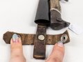 1.Weltkrieg, Grabendolch für Offiziere. Klinge beschliffen, Hirschhorngriffschalen, der Verschlussriemen neuzeitlich ersetzt. Ungereinigtes Stück. Hersteller WKC