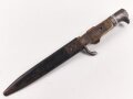 1.Weltkrieg, Grabendolch für Offiziere. Klinge beschliffen, Hirschhorngriffschalen, der Verschlussriemen neuzeitlich ersetzt. Ungereinigtes Stück. Hersteller WKC
