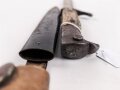 1.Weltkrieg, Grabendolch für Offiziere. Klinge beschliffen, Hirschhorngriffschalen, der Verschlussriemen neuzeitlich ersetzt. Ungereinigtes Stück. Hersteller WKC