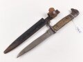 1.Weltkrieg, Grabendolch für Offiziere. Klinge beschliffen, Hirschhorngriffschalen, der Verschlussriemen neuzeitlich ersetzt. Ungereinigtes Stück. Hersteller WKC