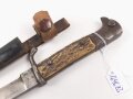 1.Weltkrieg, Grabendolch für Offiziere. Klinge beschliffen, Hirschhorngriffschalen, der Verschlussriemen neuzeitlich ersetzt. Ungereinigtes Stück. Hersteller WKC