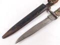 1.Weltkrieg, Grabendolch für Offiziere. Klinge beschliffen, Hirschhorngriffschalen, der Verschlussriemen neuzeitlich ersetzt. Ungereinigtes Stück. Hersteller WKC