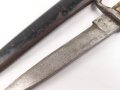 1.Weltkrieg, Grabendolch für Offiziere. Klinge beschliffen, Hirschhorngriffschalen, der Verschlussriemen neuzeitlich ersetzt. Ungereinigtes Stück. Hersteller WKC