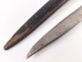 1.Weltkrieg, Grabendolch für Offiziere. Klinge beschliffen, Hirschhorngriffschalen, der Verschlussriemen neuzeitlich ersetzt. Ungereinigtes Stück. Hersteller WKC