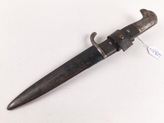 1.Weltkrieg, Grabendolch für Offiziere, Gereinigtes Stück, ungewöhnliche "Löcher" in der oberen Griffschale, die Halteschlaufe neuzeitlich ergänzt. Scheide Originallack