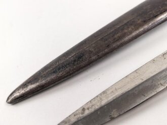 1.Weltkrieg, Grabendolch für Offiziere, Gereinigtes Stück, ungewöhnliche "Löcher" in der oberen Griffschale, die Halteschlaufe neuzeitlich ergänzt. Scheide Originallack