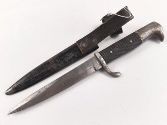1.Weltkrieg, Grabendolch für Offiziere, Gereinigtes Stück, ungewöhnliche "Löcher" in der oberen Griffschale, die Halteschlaufe neuzeitlich ergänzt. Scheide Originallack