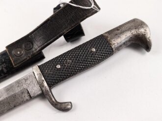1.Weltkrieg, Grabendolch für Offiziere, Gereinigtes Stück, ungewöhnliche "Löcher" in der oberen Griffschale, die Halteschlaufe neuzeitlich ergänzt. Scheide Originallack