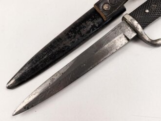 1.Weltkrieg, Grabendolch für Offiziere, Gereinigtes Stück, ungewöhnliche "Löcher" in der oberen Griffschale, die Halteschlaufe neuzeitlich ergänzt. Scheide Originallack