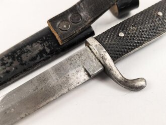 1.Weltkrieg, Grabendolch für Offiziere, Gereinigtes Stück, ungewöhnliche "Löcher" in der oberen Griffschale, die Halteschlaufe neuzeitlich ergänzt. Scheide Originallack