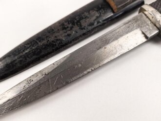 1.Weltkrieg, Grabendolch für Offiziere, Gereinigtes Stück, ungewöhnliche "Löcher" in der oberen Griffschale, die Halteschlaufe neuzeitlich ergänzt. Scheide Originallack