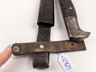 1.Weltkrieg, Grabendolch für Offiziere, Gereinigtes Stück, ungewöhnliche "Löcher" in der oberen Griffschale, die Halteschlaufe neuzeitlich ergänzt. Scheide Originallack