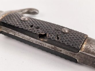 1.Weltkrieg, Grabendolch für Offiziere, Gereinigtes Stück, ungewöhnliche "Löcher" in der oberen Griffschale, die Halteschlaufe neuzeitlich ergänzt. Scheide Originallack