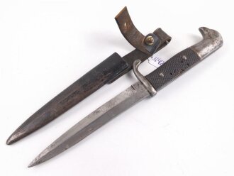 1.Weltkrieg, Grabendolch für Offiziere, Gereinigtes Stück, ungewöhnliche "Löcher" in der oberen Griffschale, die Halteschlaufe neuzeitlich ergänzt. Scheide Originallack