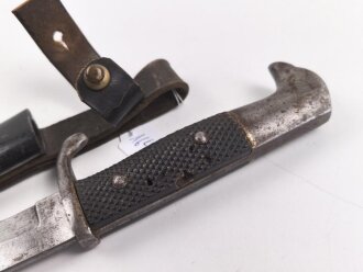 1.Weltkrieg, Grabendolch für Offiziere, Gereinigtes Stück, ungewöhnliche "Löcher" in der oberen Griffschale, die Halteschlaufe neuzeitlich ergänzt. Scheide Originallack