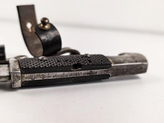 1.Weltkrieg, Grabendolch für Offiziere, Gereinigtes Stück, ungewöhnliche "Löcher" in der oberen Griffschale, die Halteschlaufe neuzeitlich ergänzt. Scheide Originallack