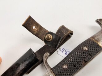 1.Weltkrieg, Grabendolch für Offiziere, Gereinigtes Stück, ungewöhnliche "Löcher" in der oberen Griffschale, die Halteschlaufe neuzeitlich ergänzt. Scheide Originallack