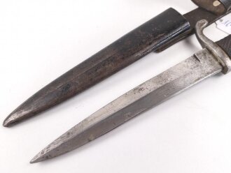 1.Weltkrieg, Grabendolch für Offiziere, Gereinigtes Stück, ungewöhnliche "Löcher" in der oberen Griffschale, die Halteschlaufe neuzeitlich ergänzt. Scheide Originallack