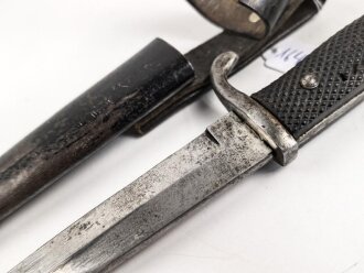 1.Weltkrieg, Grabendolch für Offiziere, Gereinigtes Stück, ungewöhnliche "Löcher" in der oberen Griffschale, die Halteschlaufe neuzeitlich ergänzt. Scheide Originallack