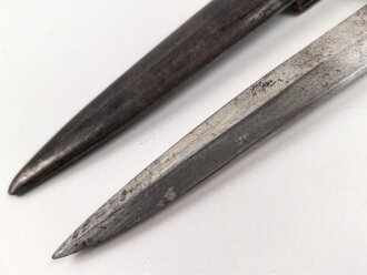 1.Weltkrieg, Grabendolch für Offiziere, Gereinigtes Stück, ungewöhnliche "Löcher" in der oberen Griffschale, die Halteschlaufe neuzeitlich ergänzt. Scheide Originallack