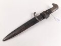 1.Weltkrieg, Grabendolch für Offiziere, Gereinigtes Stück, ungewöhnliche "Löcher" in der oberen Griffschale, die Halteschlaufe neuzeitlich ergänzt. Scheide Originallack