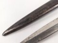 1.Weltkrieg, Grabendolch für Offiziere, Gereinigtes Stück, ungewöhnliche "Löcher" in der oberen Griffschale, die Halteschlaufe neuzeitlich ergänzt. Scheide Originallack