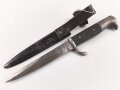 1.Weltkrieg, Grabendolch für Offiziere, Gereinigtes Stück, ungewöhnliche "Löcher" in der oberen Griffschale, die Halteschlaufe neuzeitlich ergänzt. Scheide Originallack