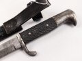 1.Weltkrieg, Grabendolch für Offiziere, Gereinigtes Stück, ungewöhnliche "Löcher" in der oberen Griffschale, die Halteschlaufe neuzeitlich ergänzt. Scheide Originallack