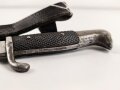 1.Weltkrieg, Grabendolch für Offiziere, Gereinigtes Stück, ungewöhnliche "Löcher" in der oberen Griffschale, die Halteschlaufe neuzeitlich ergänzt. Scheide Originallack