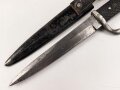 1.Weltkrieg, Grabendolch für Offiziere, Gereinigtes Stück, ungewöhnliche "Löcher" in der oberen Griffschale, die Halteschlaufe neuzeitlich ergänzt. Scheide Originallack