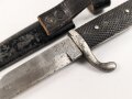 1.Weltkrieg, Grabendolch für Offiziere, Gereinigtes Stück, ungewöhnliche "Löcher" in der oberen Griffschale, die Halteschlaufe neuzeitlich ergänzt. Scheide Originallack