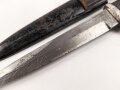 1.Weltkrieg, Grabendolch für Offiziere, Gereinigtes Stück, ungewöhnliche "Löcher" in der oberen Griffschale, die Halteschlaufe neuzeitlich ergänzt. Scheide Originallack