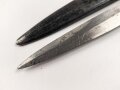 1.Weltkrieg, Grabendolch für Offiziere, Gereinigtes Stück, ungewöhnliche "Löcher" in der oberen Griffschale, die Halteschlaufe neuzeitlich ergänzt. Scheide Originallack
