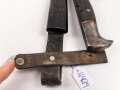 1.Weltkrieg, Grabendolch für Offiziere, Gereinigtes Stück, ungewöhnliche "Löcher" in der oberen Griffschale, die Halteschlaufe neuzeitlich ergänzt. Scheide Originallack