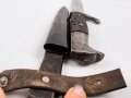 1.Weltkrieg, Grabendolch für Offiziere, Gereinigtes Stück, ungewöhnliche "Löcher" in der oberen Griffschale, die Halteschlaufe neuzeitlich ergänzt. Scheide Originallack