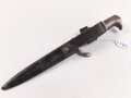 1.Weltkrieg, Grabendolch für Offiziere, Gereinigtes Stück, ungewöhnliche "Löcher" in der oberen Griffschale, die Halteschlaufe neuzeitlich ergänzt. Scheide Originallack