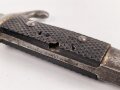 1.Weltkrieg, Grabendolch für Offiziere, Gereinigtes Stück, ungewöhnliche "Löcher" in der oberen Griffschale, die Halteschlaufe neuzeitlich ergänzt. Scheide Originallack