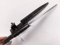 1.Weltkrieg, Grabendolch für Offiziere, Gereinigtes Stück, ungewöhnliche "Löcher" in der oberen Griffschale, die Halteschlaufe neuzeitlich ergänzt. Scheide Originallack