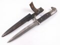 1.Weltkrieg, Grabendolch für Offiziere, Gereinigtes Stück, ungewöhnliche "Löcher" in der oberen Griffschale, die Halteschlaufe neuzeitlich ergänzt. Scheide Originallack