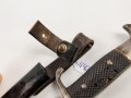 1.Weltkrieg, Grabendolch für Offiziere, Gereinigtes Stück, ungewöhnliche "Löcher" in der oberen Griffschale, die Halteschlaufe neuzeitlich ergänzt. Scheide Originallack