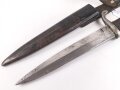1.Weltkrieg, Grabendolch für Offiziere, Gereinigtes Stück, ungewöhnliche "Löcher" in der oberen Griffschale, die Halteschlaufe neuzeitlich ergänzt. Scheide Originallack