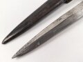 1.Weltkrieg, Grabendolch für Offiziere, Gereinigtes Stück, ungewöhnliche "Löcher" in der oberen Griffschale, die Halteschlaufe neuzeitlich ergänzt. Scheide Originallack