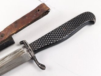 1.Weltkrieg  Grabendolch. Metallgriff, ordentliche Klinge, Originallack. Ungereinigtes Stück